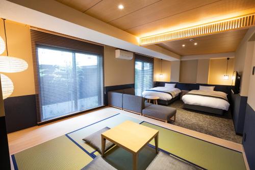 京都Rinn Gion Yasaka的酒店客房带两张床和一个客厅