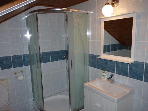 凯希道库什塔尼Levendula apartman的带淋浴、盥洗盆和卫生间的浴室