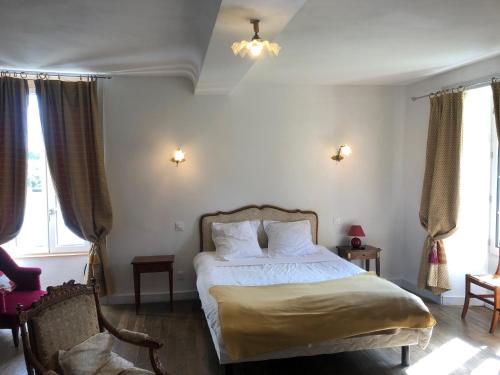 圣洛Ancien hôtel aux moines Pierrefitte St Lo的一间卧室设有一张床和两个窗户。