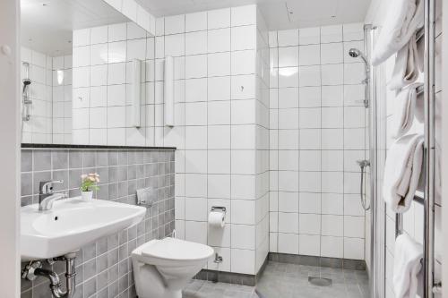 隆德福来诺伦德公寓式酒店的白色的浴室设有水槽和卫生间。