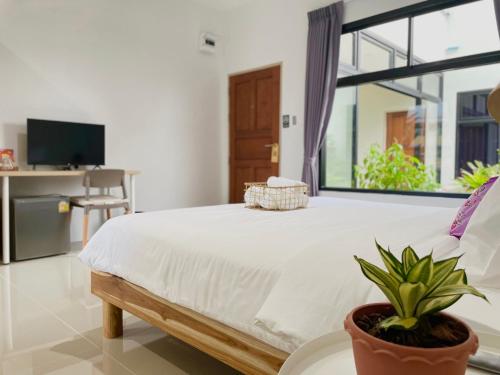 普吉镇Alleyhill Phuket - Private & Cozy Boutique的一间卧室设有一张床和一个大窗户