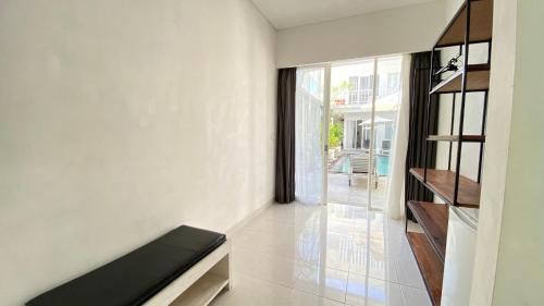 克罗柏坎Pom Pom's Bali Apartments的带沙发和大窗户的客厅