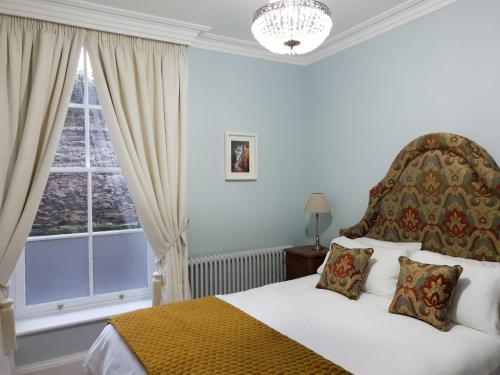 伦敦德里Bishop's Gate Hotel的一间卧室设有一张大床和大窗户