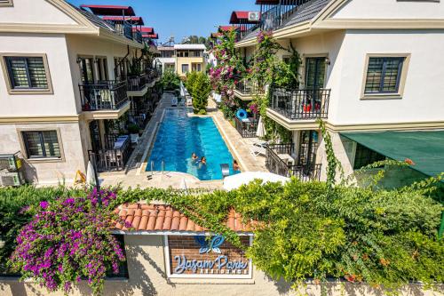 费特希耶Yaşam Park Residence - Fethiye Calis Beach的两栋建筑之间游泳池的空中景致