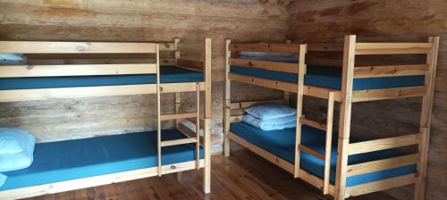 Ķegums斯聂德斯野营地的小屋内带三张双层床的客房