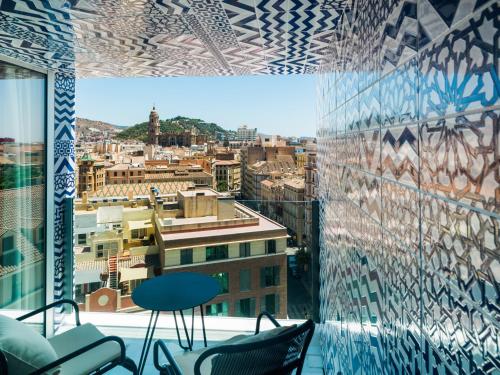 马拉加H10 Croma Málaga的从大楼的阳台上可欣赏到城市景观