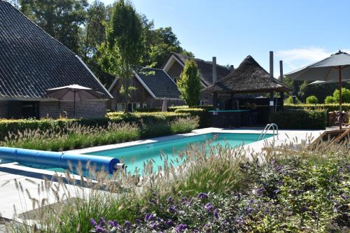 吕洛De Kasteelboerderij的一座房子的院子内的游泳池