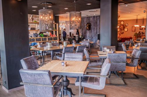 凯夫拉维克雷克雅未克机场丽柏酒店的用餐室配有木桌和椅子
