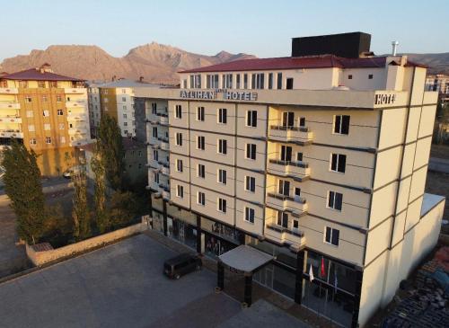 DoğubayazıtATLIHAN PLUS HOTEL的享有酒店空中景色,以山脉为背景