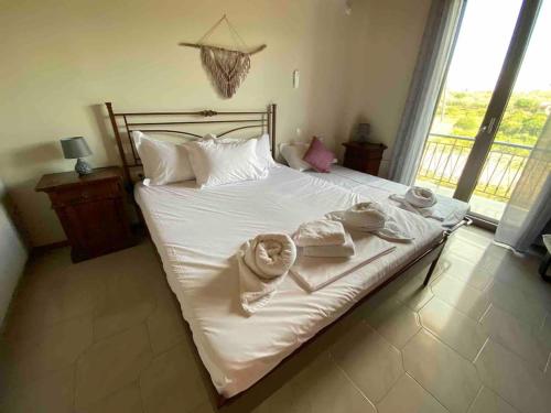 LagópodhonMalatadas apartment的一间卧室配有带毛巾的床