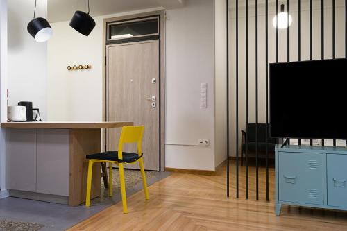 雅典Athens Special的一间设有桌子、黄色椅子和门的房间