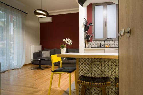 雅典Athens Special的厨房以及带桌子和黄色椅子的客厅。