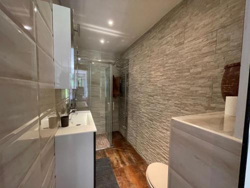 勒卡内Studio dans résidence privée à 15 mn de cannes的浴室配有白色水槽和淋浴。