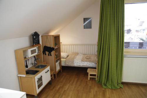 佐尔尼耶戈迪Family apartment on Repečnik farm in Gorje, Bled的一间卧室配有床和绿帘