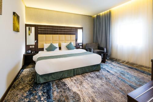 吉达White Diamond Hotel Sari的一间酒店客房,设有一张大床和一个大窗户