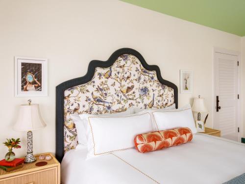萨默塞特剑桥海滩度假酒店的卧室配有一张白色大床和花卉床头板
