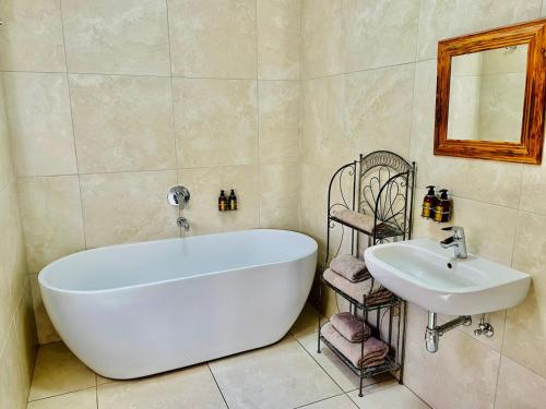 NelspoortTravalia Guest Farm的浴室配有白色浴缸和水槽
