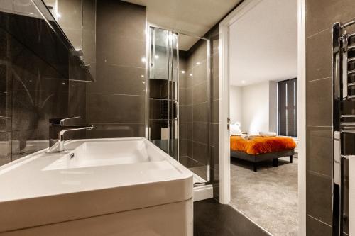 海德Victoria Place - 3-bed apartment, parking, Wi-Fi的带浴缸的浴室和卧室