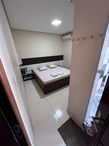 São Miguel PaulistaHotel Fragata的一间小卧室,卧室内配有一张床铺