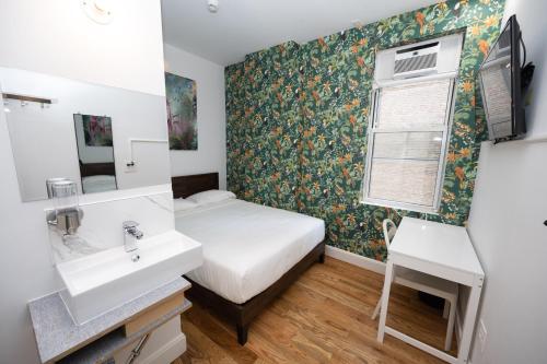 纽约The Flat NYC的浴室设有床、水槽和窗户。