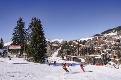 阿沃里亚兹Belambra Clubs Avoriaz - Les Cimes du Soleil的一群人沿着雪覆盖的斜坡滑雪