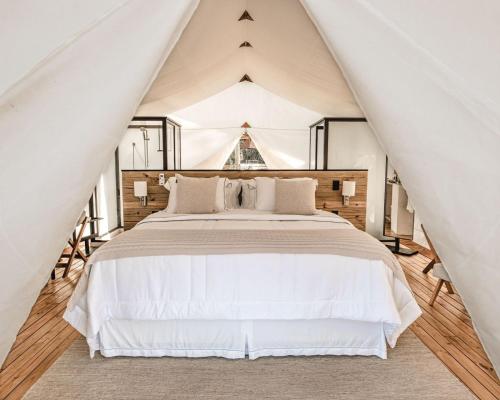 彼得罗波利斯Glamping Cabanas do Vale的帐篷内一间卧室,配有一张大床