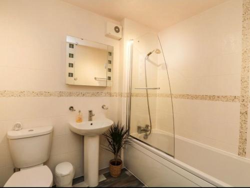 伊文格瑞SCOTTISH HIGHLANDS Superb 2 bedroom apartment.的浴室配有卫生间、盥洗盆和淋浴。