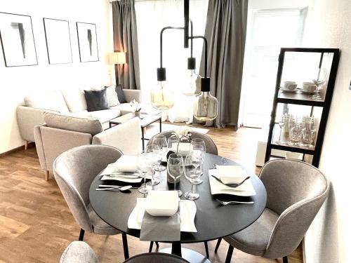 兰格尔斯海姆Innerste Getaway的客厅配有餐桌和椅子