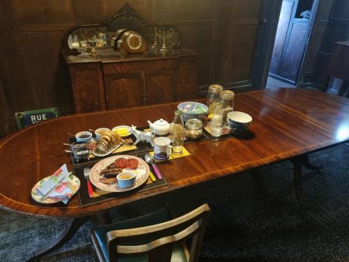 谢珀顿Old Manor House的一张木桌,上面放着食物盘