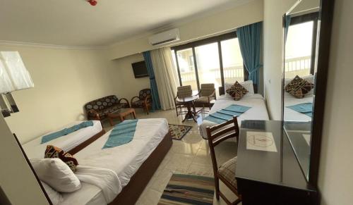 马特鲁港Delmar Hotel Matrouh的酒店客房带两张床和一个客厅
