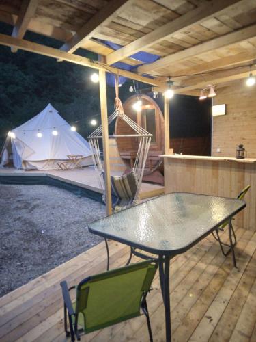 Tiny House Village Resort的一个带桌椅的庭院和一个帐篷