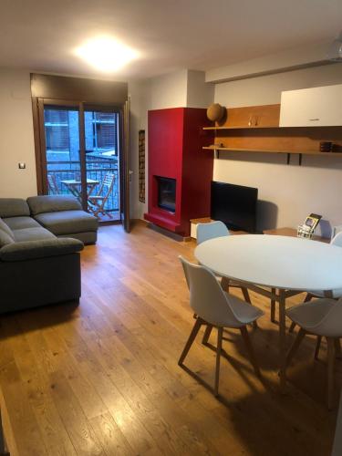 索特Precioso apartamento con piscina, ideal familias!的客厅配有桌子和沙发