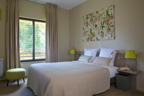 莫尔加尔莱埃尔韦斯福乐斯酒店的卧室设有一张白色大床和一扇窗户。