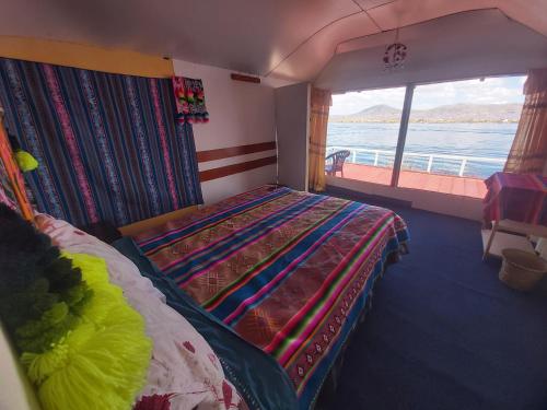 普诺Titicaca Utama Lodge Perú的一间卧室设有一张床,享有海景