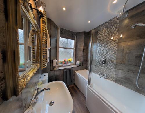 凯西克Allerdale Guest House的带浴缸、水槽和浴缸的浴室