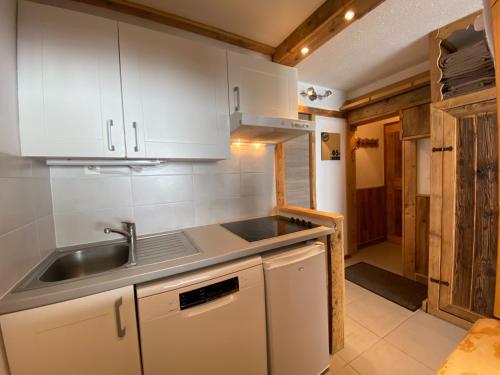 葱仁谷Val Thorens, Roc de Peclet 29m2 , pied pistes的厨房配有白色橱柜和水槽