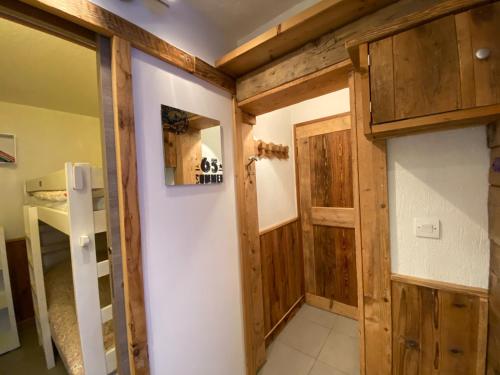 葱仁谷Val Thorens, Roc de Peclet 29m2 , pied pistes的木墙、门和浴室