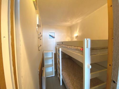 葱仁谷Val Thorens, Roc de Peclet 29m2 , pied pistes的一间小房间,配有双层床和楼梯