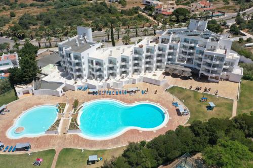 阿尔沃尔Casa da Prainha - private pool, next to the beach的享有带游泳池的度假村的空中景致