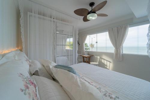 纳塔尔Pousada Recanto da Família的白色的卧室设有床和窗户