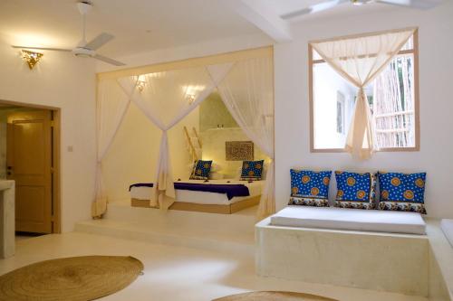 江比阿Sharazad Oasis Retreat的客房设有两张床和窗户。