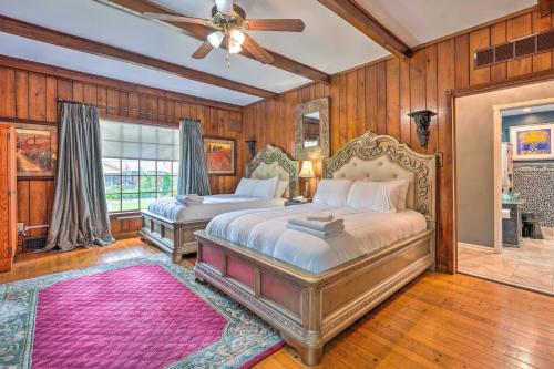 孟菲斯Spacious Memphis Home Less Than 3 Mi to Graceland!的一间卧室配有两张床和吊扇