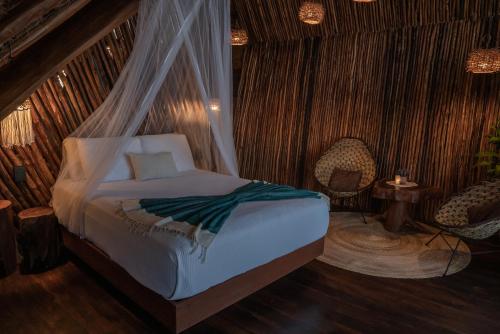 玛哈威Casa Hayhu的一间卧室配有一张带蚊帐的床