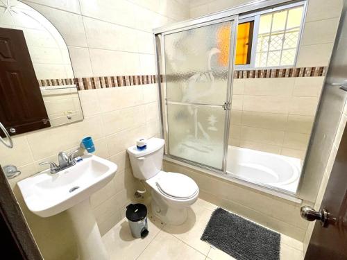 哈拉瓦科阿Oasis de paz的带淋浴、卫生间和盥洗盆的浴室