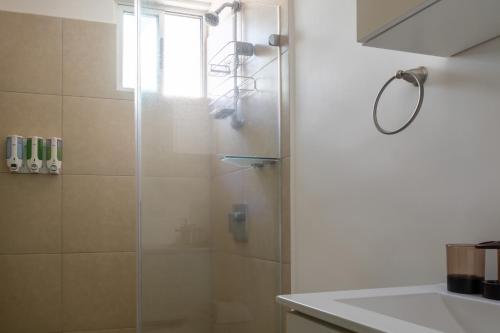 圣何塞Lujoso condominio con lavadora y secadora, S. José的浴室里设有玻璃门淋浴