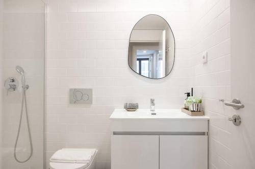 波尔图Away to Discover Apartment - hapiness has a place的白色的浴室设有水槽和镜子