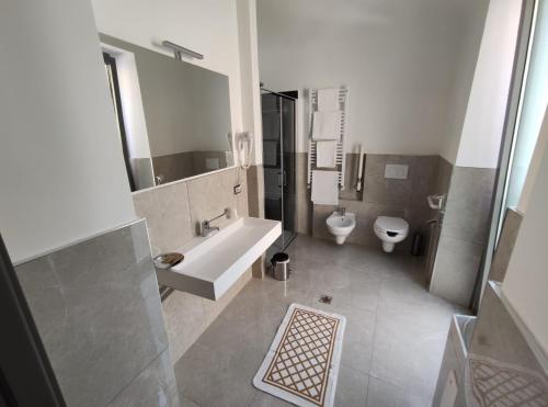 诺瓦拉Novara的一间带水槽和卫生间的大浴室