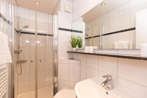 库克斯港Lord Nelson App. 302的带淋浴和盥洗盆的白色浴室