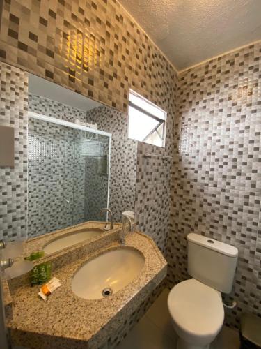 福塔莱萨El Dorado Hotel Fortaleza的浴室配有盥洗盆、卫生间和浴缸。