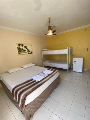 福塔莱萨El Dorado Hotel Fortaleza的一间卧室配有一张床和一张双层床。